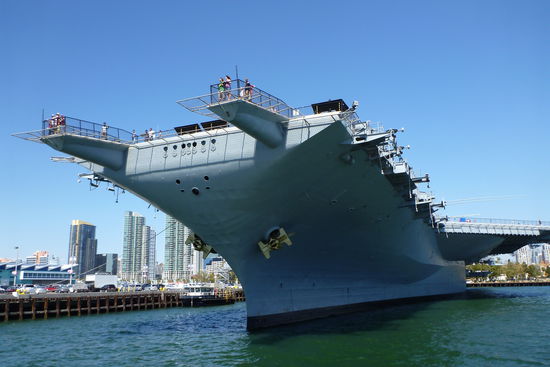 Die USS Midway (ausgemusterter Flugzeugträger). Diesman ein Foto von der Seeseite.