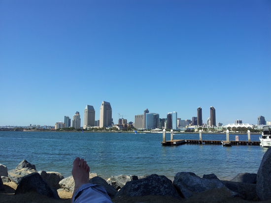 Das Foto kommt da schon eher hin. Welch ein Kunstwerk.
PS. Der Fuß unten links ist beabsichtig, um das Foto abermals aufzuwerten.