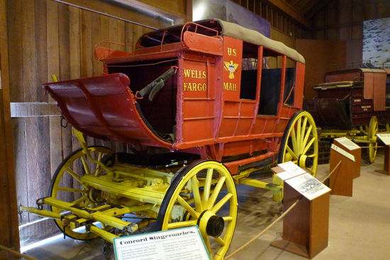 So sahen damals die Kutschen aus. Dieses ist eine Postkutsche. Sie war besonders leicht, um einen schnellen Brieftransport zu gewährleisten.