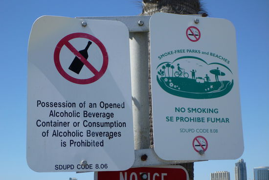 Aus Deutschland kennt man soetwas nicht aber an den meisten öffentlichen Plätzen in San Diego (und damit meine ich auch die Parks, Strände etc.) ist das Rauchen und öffentliche Trinken strengstens verboten. Wer dagegen verstößt muss hohe Strafen bezahlen bzw. wird gerne auch mal eingesperrt.