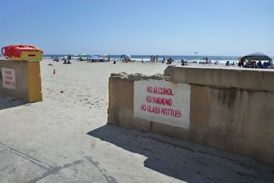 Jupp, Alkohol und Rauchen ist selbst an den großen und breiten Stränden streng verboten. Eine amerikanische Familie war sehr verwundert als ich dieses Foto schoss.