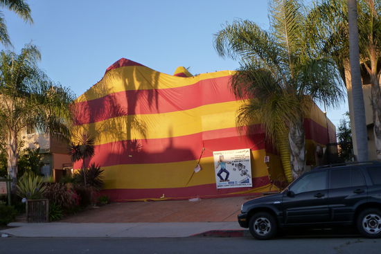 Tja das nenne ich mal Insektenabwehr. Damit die Termiten und andere Insekten aus den Häusern veschwinden haben sich hier die Kammerjäger etwas ganz besonderes ausgedacht. Häuser werden komplett eingezeltet und dann auf 60 Grad erhitzt. Nach zwei Tagen ist sämtliches Ungeziefer vernichtet. PS: Frau und Kinder sollten nach Möglichkeit das Haus zuvor verlassen haben. ;o)