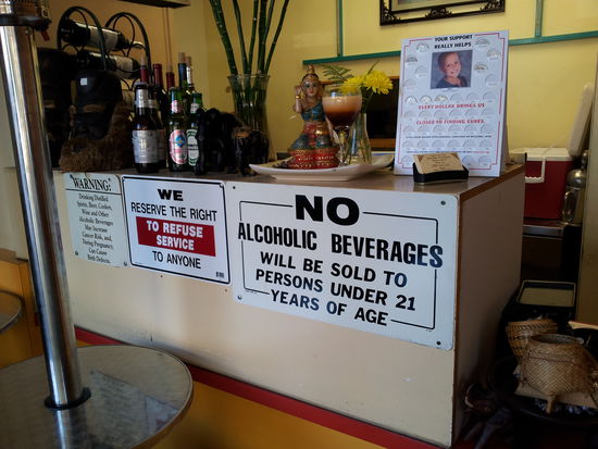 Nicht weit von meiner Englischschule entfernt befindet sich ein thailändisches Restaurant. Das Essen ist gut und verhältnismäßig günstig. Besonders angetan war ich aber von dem Schild, dass sich das Personal vorbehält die Bedienung zu verweigern. Tja, da muss man als Gast wohl immer schön lieb sein ;o)