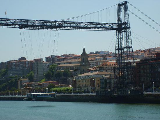 Schwebebruecke! Ueber die Bruecke zu laufen kostet 5€, mit der Schwebebruecke zu fahren 30 Cent!