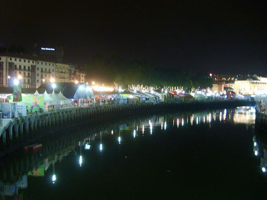 Blick von dr Bruecke auf die "Festmeile" von Bilbao 