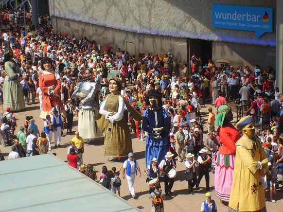 Im Hintergrund, des deutsche Pavillon!