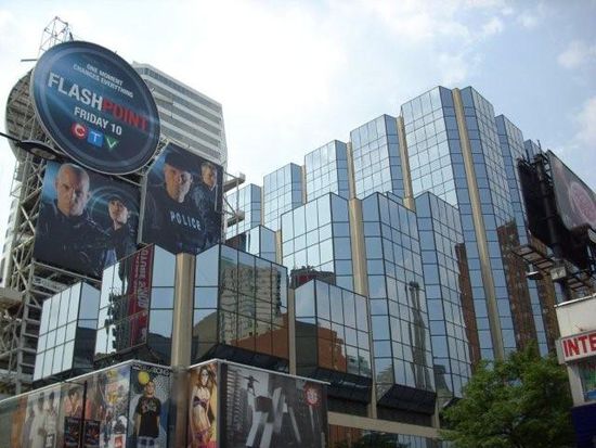 Hight Tech pur! Flatscreens und riesige Werbeplakate rund um Dundas-Centre im Herzen Torontos