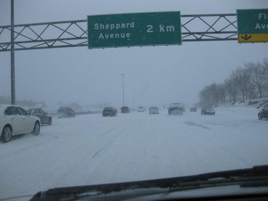 Highway nach dem ersten Schneesturm (50cm über 2 Tage)