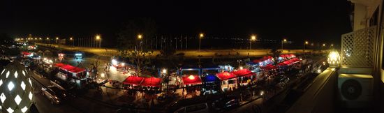 Nachtmarkt vom Hotebalkon aus (Panorama-Einstellung)