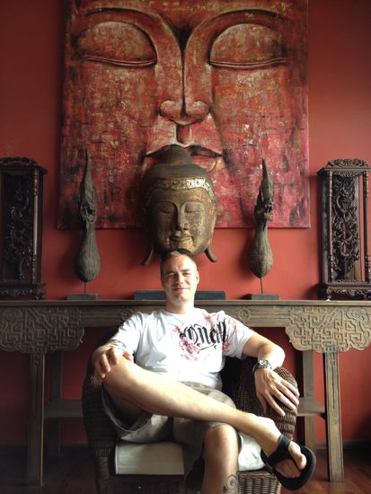 Noch nicht mal im Hotel eingecheckt, aber schon Position vor dem Buddha bezogen...