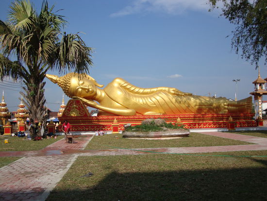 direkt nebenan ist ein liegender Buddha...