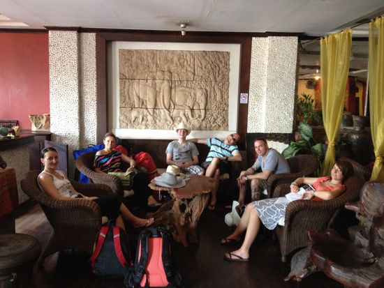 Hotel, Aula,Lobby oder Foyer, wie auch immer...
Warten (laotische 20 Minuten), bis der Bus kommt... Die eine Gruppe vor uns wurde gerade abgeholt... Dann warten wir halt noch...
Der Bus zum Bus kommt... Als wir in den überfüllten Zubringer-Bus einsteigen, springt