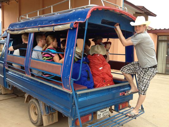 Nach der Busfahrt geht es dann noch 5 Minuten mit dem Tuk Tuk ins Zentrum von Vang Vieng und