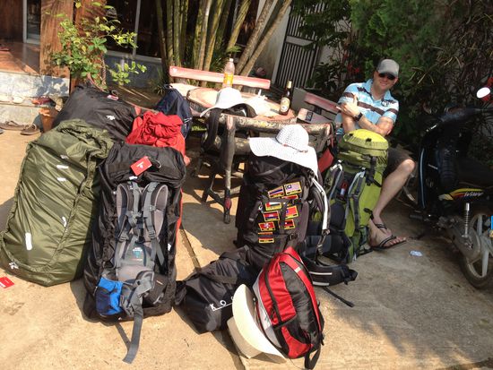 wir haben dann die Mädels losgeschickt, um ein Guesthouse oder Hotel für uns zu suchen.