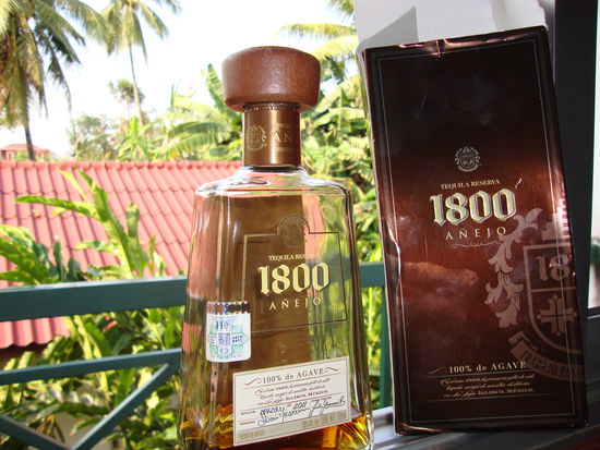 uns dann die Hotel-Schnupsi entgegen und sagt zu uns...
"Das hat die andere Gruppe liegen lassen. Bitte an dem Busbahnhof denen übergeben." "Na klar!", sagte Roland. "machen wir"  ,aber unserer Bus fuhr in eine ganz andere Richtung... Fazit: Jetzt haben wir einen sehr, sehr guten Tequllia und einen