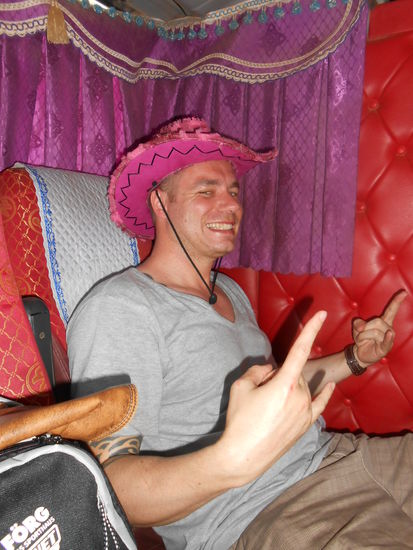 weniger schönen pinken Hut, den Markus sich gleich gekrallt hat 