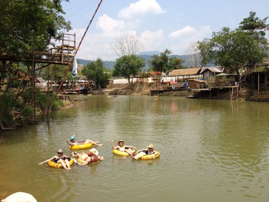 Mit einer extremen Geschwindigkeit von ca. 1,5 km/h flussabwärts und nach der dritten Bar gleich mal einen Pit-Stop eingelegt.