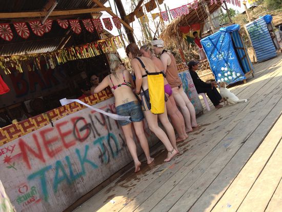 Dieses Foto von dieser Gruppe konnte ich mir leider nicht verkneifen. Ich war aber dann so lieb und habe sie darauf aufmerksam gemacht (NACH dem Foto natürlich).