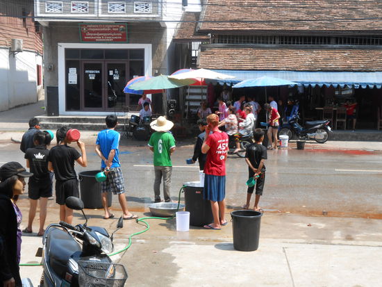 Angekommen am Hotel sind die einheimischen Laoten sehr fair gewesen und haben uns trocken in unser Hotel gehen lassen. Dankeee.
Aber als wir nach draussen gingen, hat es nur 3 Sekunden gedauert und jeder war nass und hatte Farbe im Gesicht.