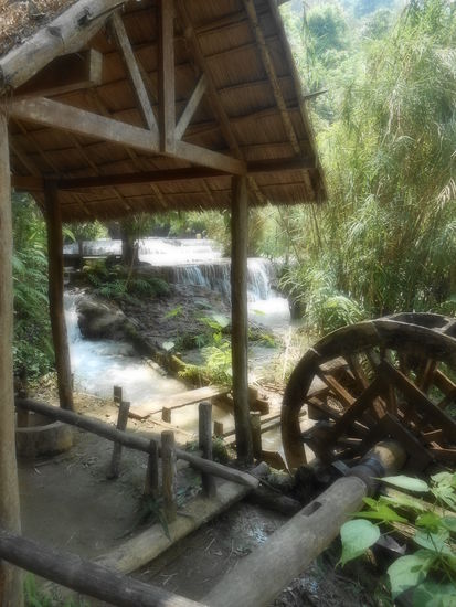 Verträumtes Bild...Alte Mühle am Wasserfall...