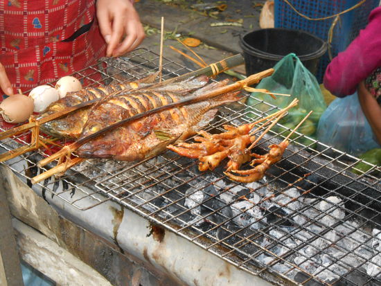 Fisch und Gockelfüße.
