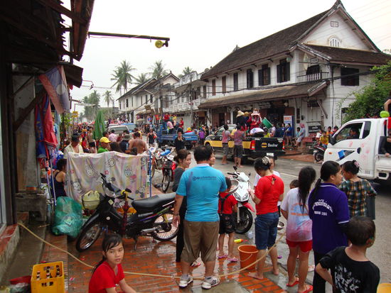 Mal schauen, ob wir trocken zu unserem Abendessen kommen, aber die ersten Laoten warten schon auf uns...