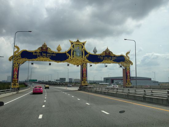 Die Thailänder sind ganz stolz auf ihren König Bumipol und deshalb steht überall und auch an der Autobahn der Spruch  "long live the king".