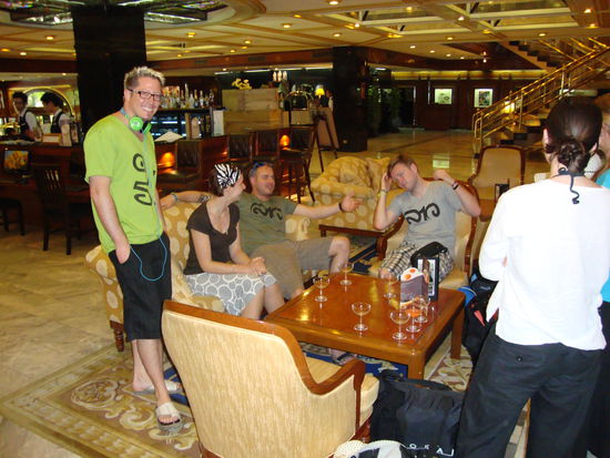 Ankunft im Hotel Tawana und wir warten jetzt auf Georg, der aus der Upgrade-Suite kommt.