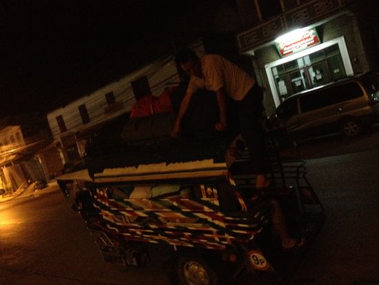 (Un)pünktlich sind wir um 5.00 Uhr morgens im Hotel in Luang Prabang abgeholt worden. 7 Personen und 7 Rucksäcke haben den Tuk Tuk-Fahrer kurz ins Schwitzen gebracht.