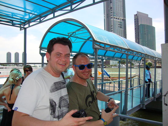 Georg ist daaaa. Jetzt sind wir komplett und wir fahren mit dem Böötle zum Essen...