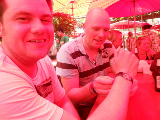 Kaum ist Georg bei uns, bekommt er unsere wasserdichte Uhr aus Laos. Die haben alle 5 Jungs getragen, um sich in Laos anzupasssen.