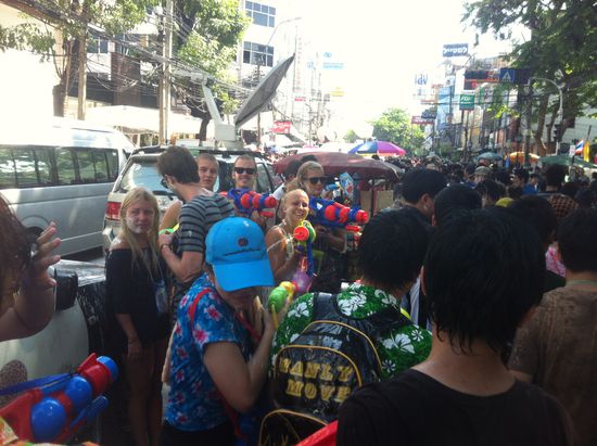 Fast jeder ist bewaffnet mit einer Wasserpistole.