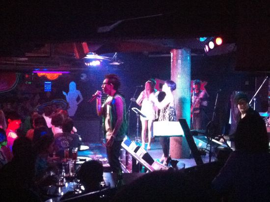 Party mit Liveband und DJ im Club.
Jetzt sollten wir aber langsam ins Bett gehen, da sonst die Nacht keine 2 Stunden mehr für uns zum Schlafen hergibt.