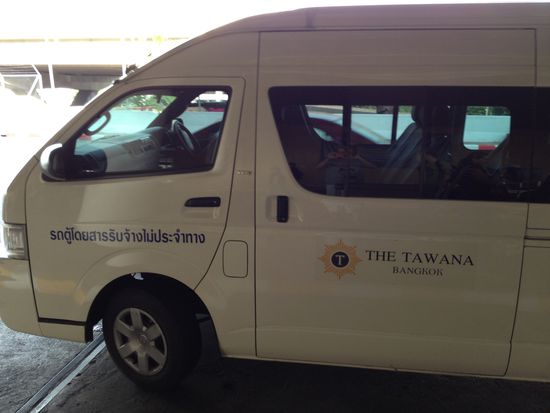 Der Tawana Mini-Van bringt uns alle zum Muang Dong-Flughafen.