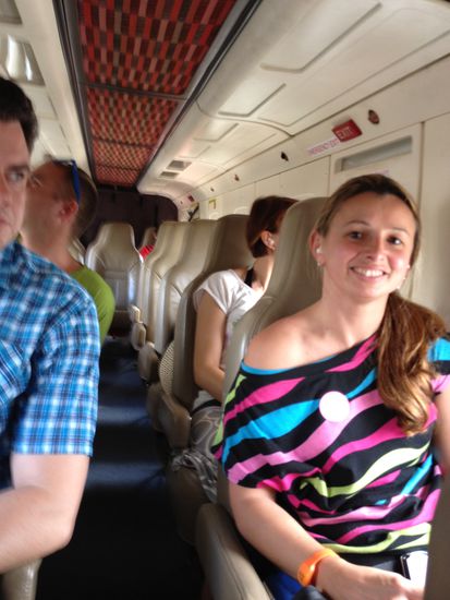 Alle hören der Stewardess bei den Sicherheitshinweisen genau zu.