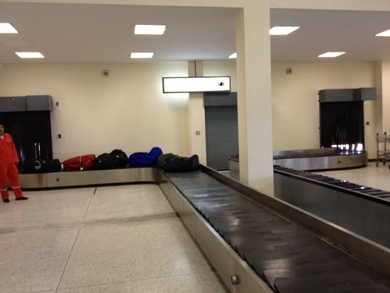 Gedrängel an der Gepäckausgabe