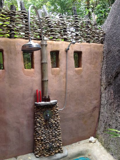 Open Air Shower... Richtig geniale Geräuschkulisse im Dschungel beim Duschen.