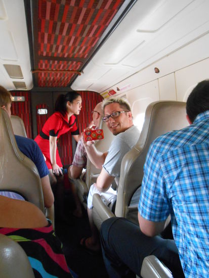 Das ist unsere Stewardess beim Erklären der Sicherheitshinweisen...