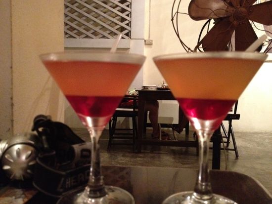 Glückliche Stunde... Buy 1 get 3 and give 1 back... Das macht 2 für 1 Preis... oder so ähnlich...