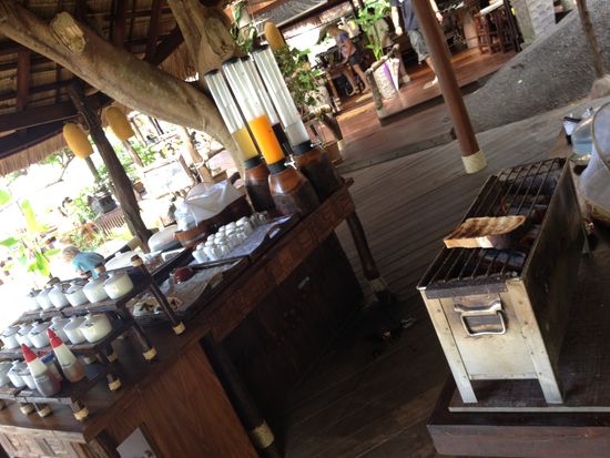 achtet mal auf den Toaster rechts... Diesen hätte ich gerne auch daheim, aber des dauert immer bis er mit der Kohle einsatzbereit ist.