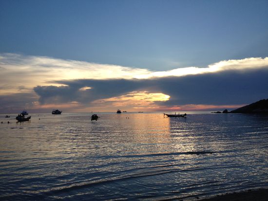 Spaziergang am Strand zum Abendessen