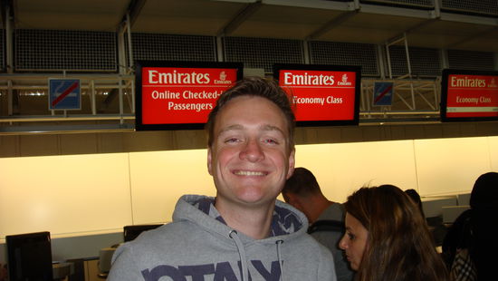 Ein"checken" am Schalter... (Das kennt er ja vom Pokern, wenn er, wie immer, nichts hat).