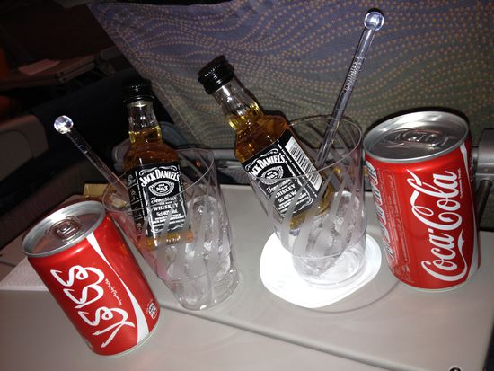 Hab gleich mal ein Beruhigungsgetränk für unseren Vielflieger Matthias (mit der dezenten Flugangst) bestellt.