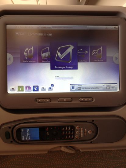 und dank der Multimedia-Einrichtung vergeht der Flug wie im Flug 
Telefon, USB-Anschluss, SMS, alles ist hier Standard.