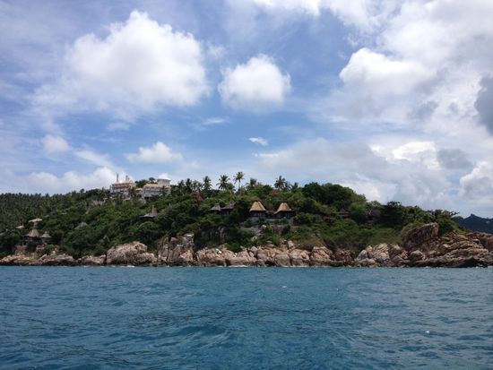 Und jetzt die andere Ansicht...
Fast mittig mit den zwei braunen Dächern ist unsere Villa (Markus und Simone, Christine und Mirko). Links daneben Martina's und Roland's und noch eines weiter links Georg's und Matthias' Villa...
Und diese Villen besuchen wir jetzt