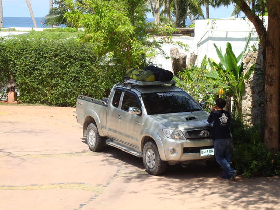 Die Jungs von der View Point Villa beladen in der Zwischenzeit schon mal den Pick up.