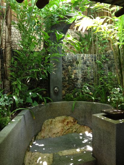 Der 3 Meter übergrosse Wellness Dschungel Rain-Shower oder auch in Deutschland einfach kurz "Dusche" genannt.