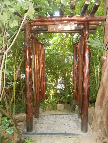 Eingang zu unserer Villa... SICHERHEIT wird hier groß geschrieben, da es unmöglich ist, hier durchzukommen, wenn abgeschlossen wird 
Deshalb haben wir aus Sicherheitsgründen erst gar nicht die Türe zugemacht, dann können wenigstens unsere Freunde jederzeit vorbeischauen...