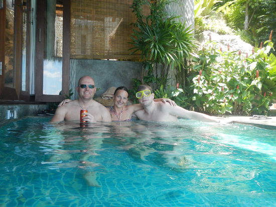 Matthias hat nur zur Sicherheit die Brille auf, sodass er in dieser unheimlichen 15 Meter Tiefe noch das Singha Bier hochholen kann, wenn jemand ein kaltes Bier möchte...