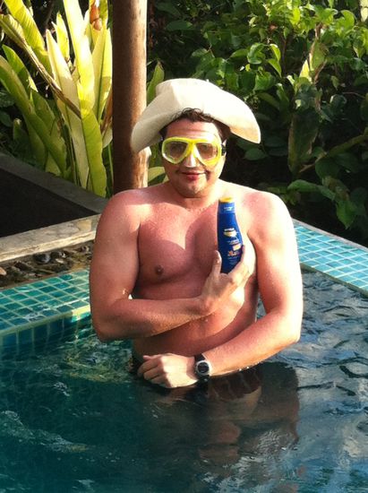 Und deshalb schießt er noch schnell die Werbekampagne von Nivea.
Zum neuen Nivea Gesicht haben wir ihn auch gekürt...